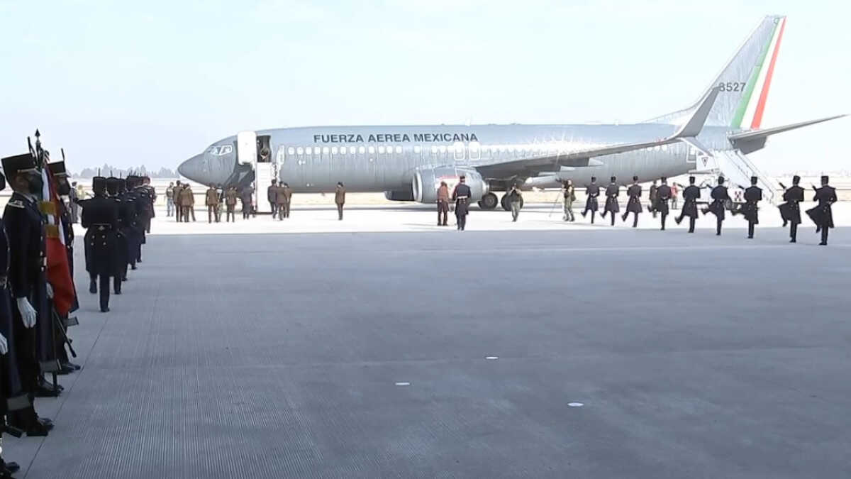 AMLO estrena pista del aeropuerto de Santa Lucía