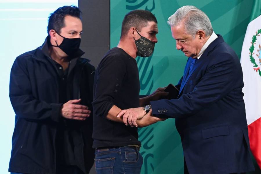 Logra joven acercarse a AMLO durante la “mañanera”