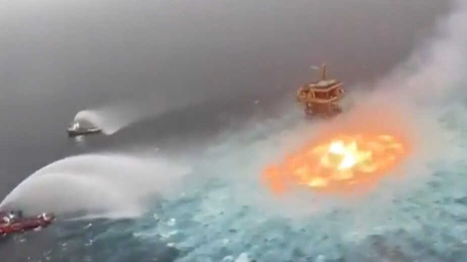 Vamos a reparar los daños causados por incendio en ducto submarino de Pemex: AMLO