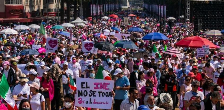 Pintan Zócalo de rosa, decretan “Primavera mexicana” en defensa de la democracia y Constitución.