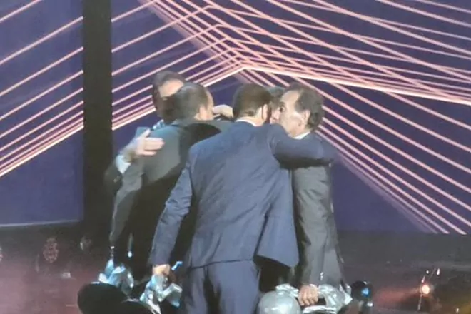 Cuauhtémoc Blanco y Ricardo La Volpe se dan un abrazo histórico en Salón de la Fama 2023