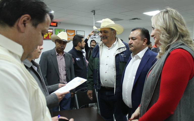 Registra Tony Meléndez su candidatura para la diputación federal por el V Distrito