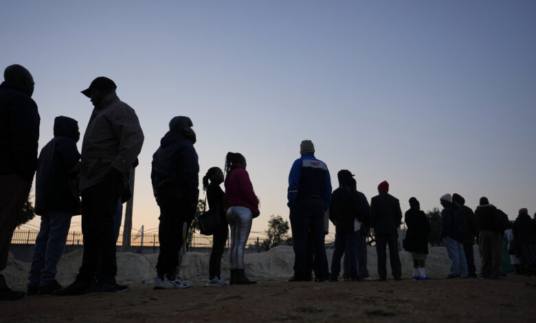 Los sudafricanos votan en elecciones cruciales, el presidente dice no tener dudas de su victoria