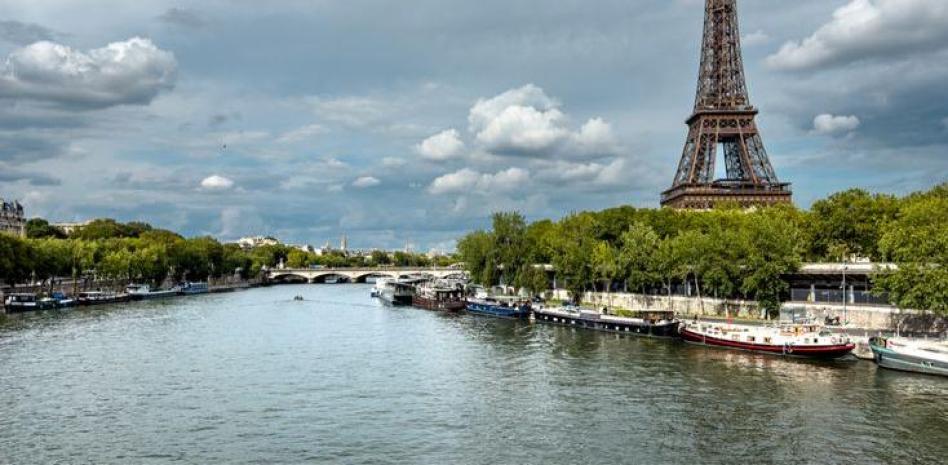 La alcaldesa de París mantiene su promesa de bañarse en el Sena antes de los JO