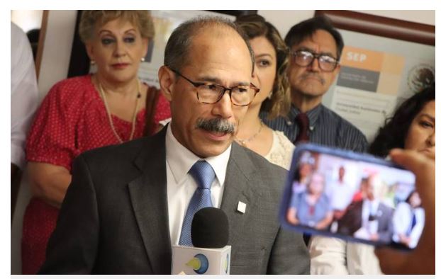 Francisco Llera se registra como candidato a rector de la UACJ