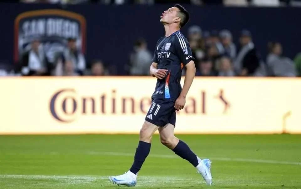 Se lesiona ‘Chucky’ Lozano y el Tricolor tiembla